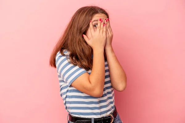 Pequeña Chica Caucásica Aislada Sobre Fondo Rosa Parpadear Través Los —  Fotos de Stock