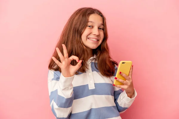Trochę Kaukaski Dziewczyna Gospodarstwa Telefon Komórkowy Odizolowany Różowym Tle Wesoły — Zdjęcie stockowe