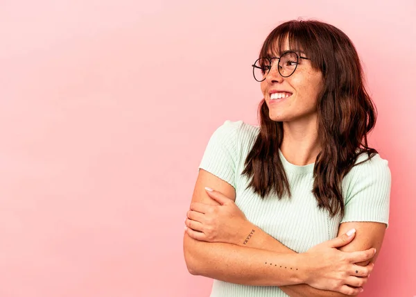 Jovem Argentina Isolada Fundo Rosa Sorrindo Confiante Com Braços Cruzados — Fotografia de Stock