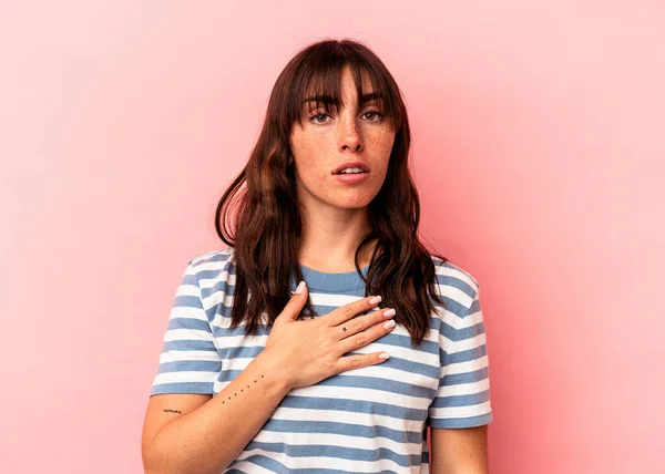 Young Argentinian Woman Isolated Pink Background Taking Oath Putting Hand — 스톡 사진