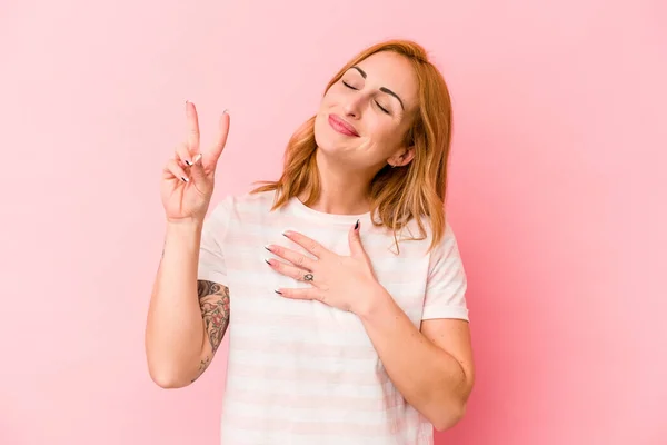 Ung Kaukasisk Kvinna Isolerad Rosa Bakgrund Sätta Handen Bröstet — Stockfoto