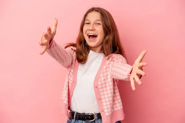 Pequena Menina Caucasiana Isolado Fundo Rosa Sente Confiante Dando Abraço — Fotografia de Stock