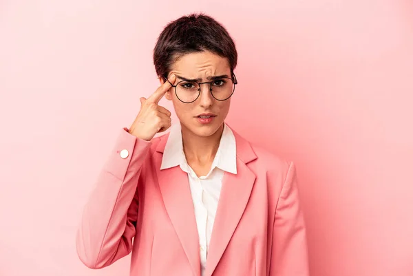 Jovem Mulher Negócios Vestindo Blazer Rosa Isolado Fundo Rosa Mostrando — Fotografia de Stock