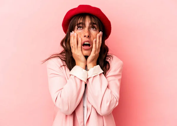 Mladý Argentinský Žena Izolovaný Růžové Pozadí Fňukání Pláč Zoufale — Stock fotografie