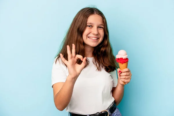 Küçük Beyaz Kız Dondurma Yiyor Mavi Arka Planda Izole Edilmiş — Stok fotoğraf
