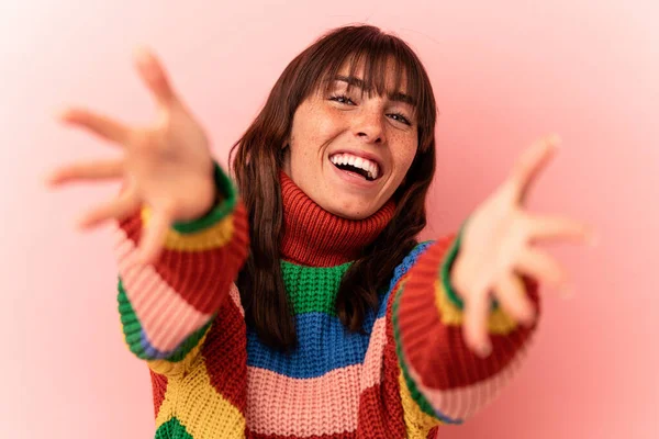 Young Argentinian Woman Isolated Pink Background — 스톡 사진