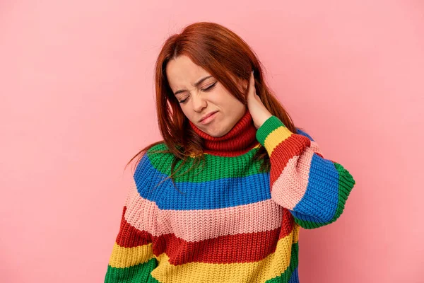 Ung Kaukasisk Kvinna Isolerad Rosa Bakgrund Har Nacksmärta Grund Stress — Stockfoto