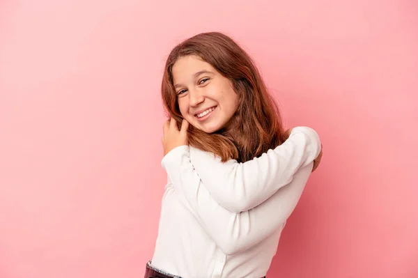 Pequeña Chica Caucásica Aislada Los Abrazos Fondo Rosa Sonriendo Despreocupada — Foto de Stock