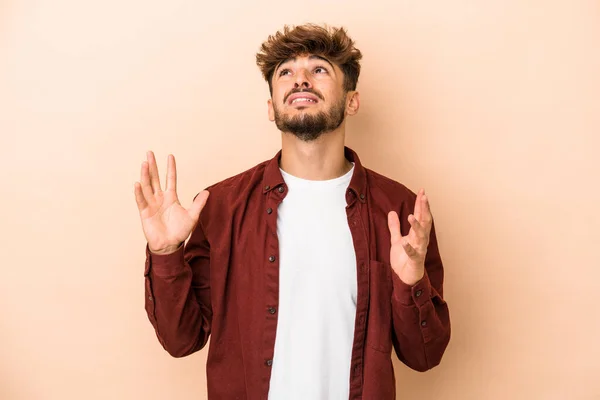 Young Arab Man Isolated Beige Background Screaming Sky Looking Frustrated — Fotografia de Stock