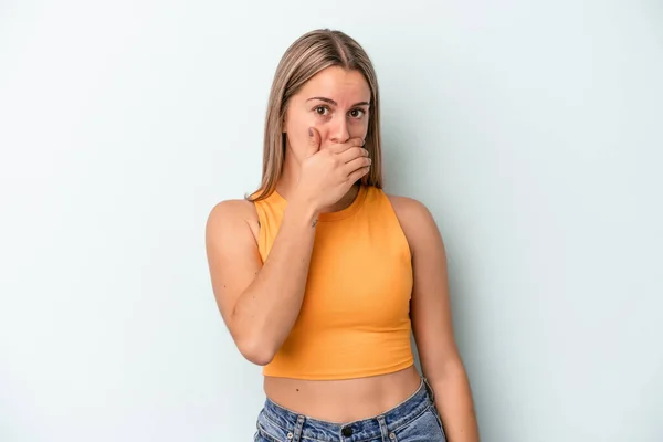 Junge Kaukasische Frau Isoliert Auf Blauem Hintergrund Den Mund Mit — Stockfoto