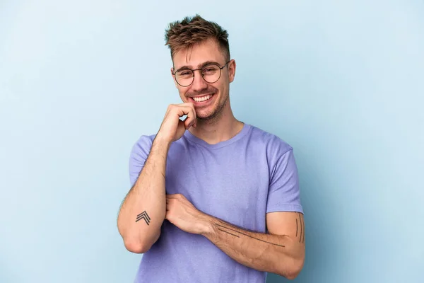Junger Kaukasischer Mann Isoliert Auf Blauem Hintergrund Lächelnd Glücklich Und — Stockfoto