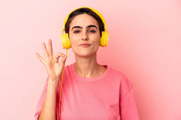 Young Caucasian Woman Listening Music Isolated Pink Background Cheerful Confident — Φωτογραφία Αρχείου