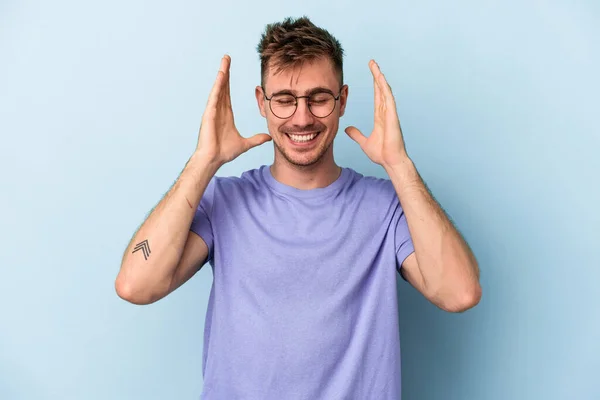 Junger Kaukasischer Mann Isoliert Auf Blauem Hintergrund Und Lacht Viel — Stockfoto