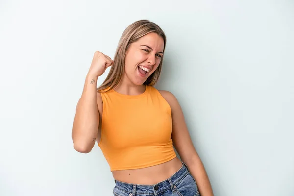 Junge Kaukasische Frau Auf Blauem Hintergrund Die Einen Sieg Feiert — Stockfoto