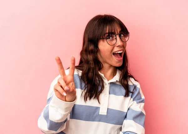 Jonge Argentijnse Vrouw Geïsoleerd Roze Achtergrond Tonen Nummer Twee Met — Stockfoto