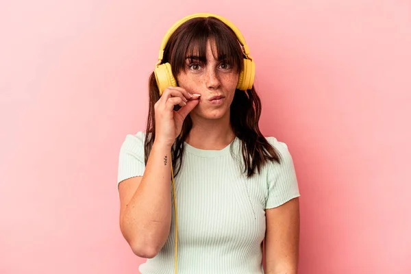 Unge Argentinske Kvinner Som Hører Musikk Isolert Rosa Bakgrunn Med – stockfoto