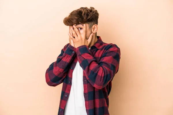Young Arab Man Isolated Beige Background Blink Fingers Frightened Nervous — Stock fotografie