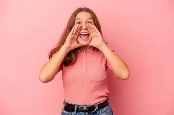 Piccola Ragazza Caucasica Isolata Sfondo Rosa Che Dice Pettegolezzo Indicando — Foto Stock