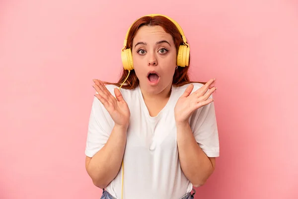 Νεαρή Καυκάσια Γυναίκα Που Ακούει Μουσική Απομονωμένη Ροζ Φόντο Ξαφνιασμένη — Φωτογραφία Αρχείου