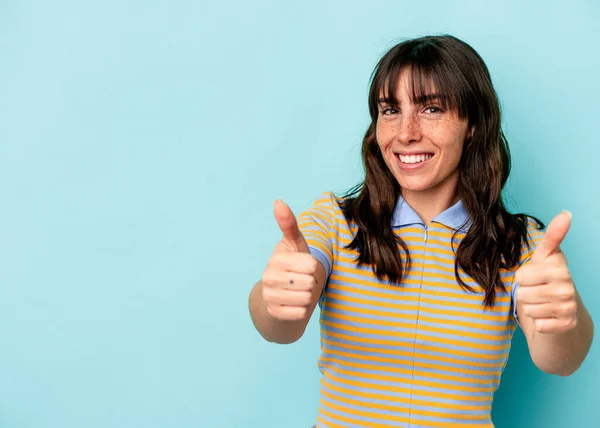 Genç Arjantinli Kadın Mavi Arka Planda Izole Edilmiş Gülümsüyor Başparmağını — Stok fotoğraf