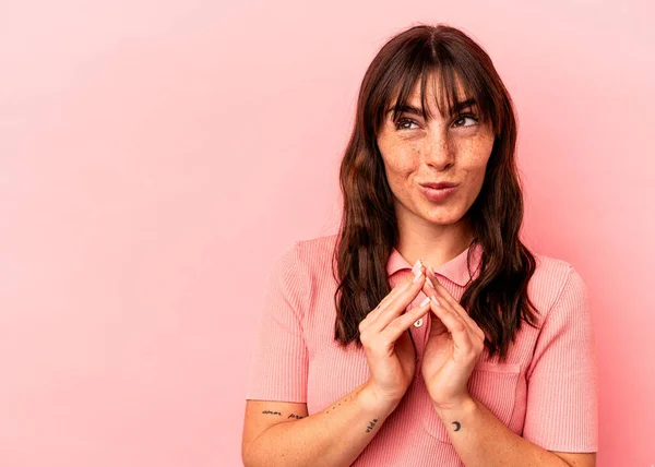 Jovem Argentina Isolada Sobre Fundo Rosa Fazendo Plano Mente Estabelecendo — Fotografia de Stock