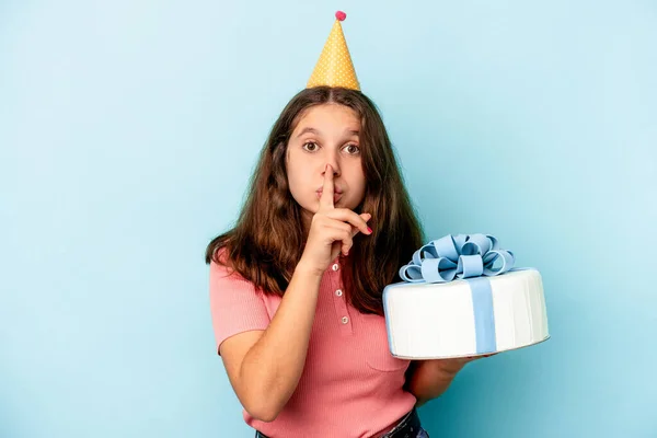 Menina Caucasiana Comemorando Seu Aniversário Segurando Bolo Isolado Fundo Azul — Fotografia de Stock