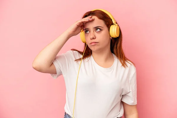 Νεαρή Καυκάσια Γυναίκα Ακούγοντας Μουσική Απομονωμένη Ροζ Φόντο Σοκάρεται Θυμήθηκε — Φωτογραφία Αρχείου