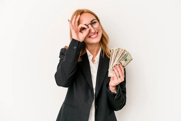 Joven Mujer Caucásica Negocios Sosteniendo Billetes Aislados Sobre Fondo Blanco — Foto de Stock