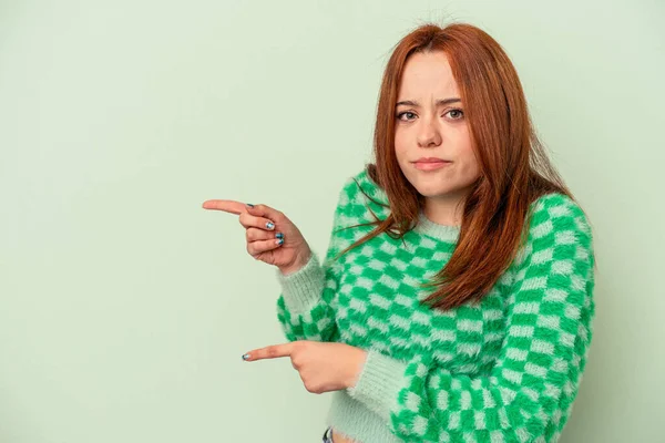Yeşil Arka Planda Izole Edilmiş Genç Beyaz Kadın Işaret Parmağıyla — Stok fotoğraf