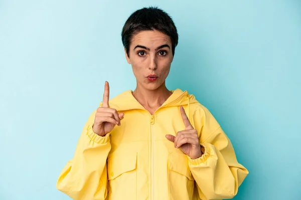 Mujer Joven Caucásica Aislada Sobre Fondo Azul Apuntando Revés Con — Foto de Stock