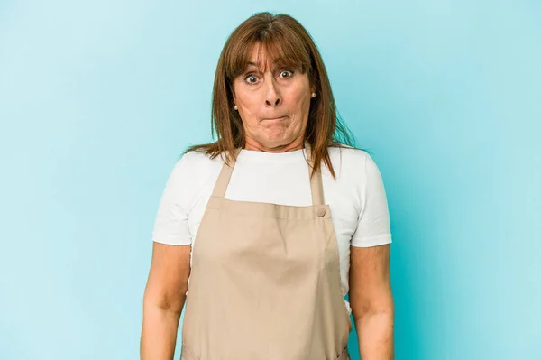 Middle Age Caucasian Woman Cleaning Home Isolated Blue Background Shrugs — Zdjęcie stockowe