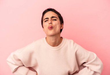 Mavi arka planda izole edilmiş beyaz bir kadın. Komik ve dost canlısı bir dil uzatıyor..