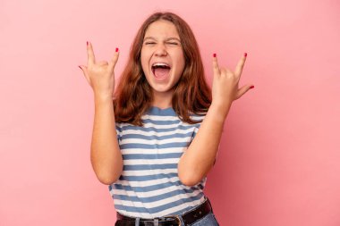 Pembe arka planda izole edilmiş küçük beyaz kız boynuzlarını devrim konsepti olarak gösteriyor..