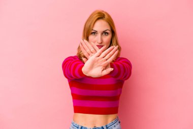 Pembe arka planda izole edilmiş beyaz bir kadın inkar jesti yapıyor.