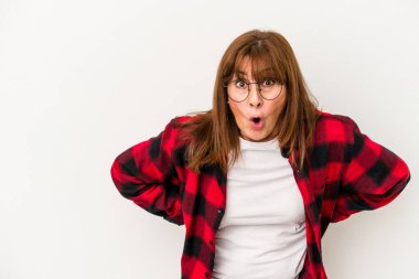 Beyaz arka planda izole edilmiş orta yaşlı beyaz kadın gördüğü bir şey yüzünden şoka uğruyor..