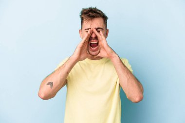 Mavi arka planda izole edilmiş beyaz bir adam heyecanlı bir şekilde bağırıyor..