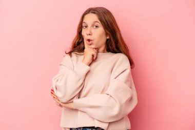 Pembe arka planda izole edilmiş küçük beyaz kız harika bir fikri var, yaratıcılık kavramı..