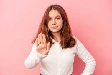 Pembe arka planda izole edilmiş küçük beyaz kız elini uzatmış, dur işareti göstererek seni engelliyor..