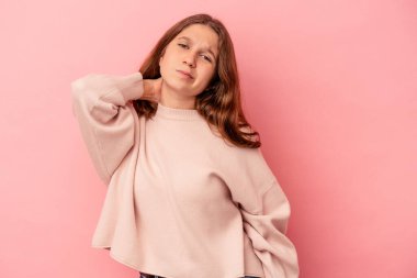 Küçük beyaz kız pembe arka planda izole edilmiş dirsek masajı yapıyor, kötü bir hareketin ardından acı çekiyor..