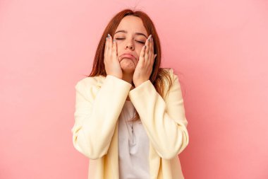Pembe arka planda yalnız kalmış, ağlayan ve sızlanan beyaz bir kadın..