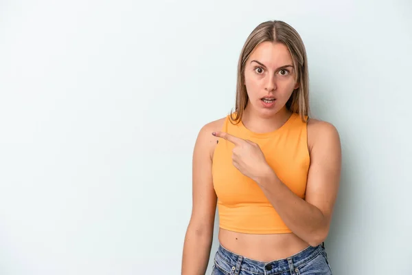 Jonge Blanke Vrouw Geïsoleerd Blauwe Achtergrond Wijzend Naar Zijkant — Stockfoto