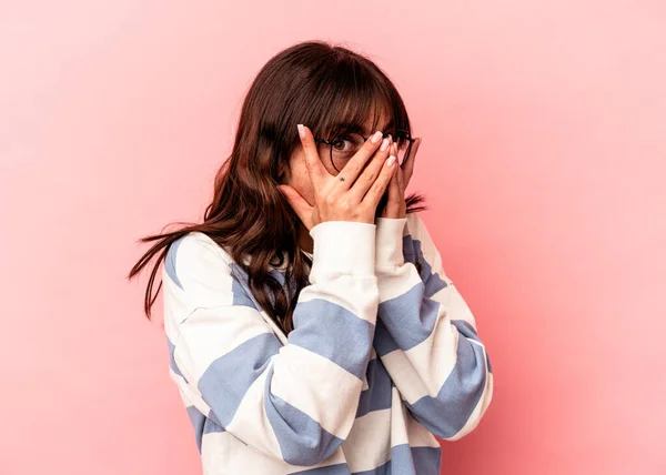 Young Argentinian Woman Isolated Pink Background Blink Fingers Frightened Nervous — Foto de Stock