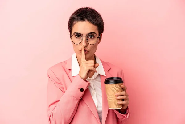 Joven Mujer Negocios Caucásica Sosteniendo Café Para Llevar Aislado Sobre —  Fotos de Stock