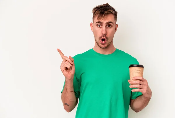 Ung Kaukasisk Man Som Håller Bort Kaffe Isolerad Vit Bakgrund — Stockfoto