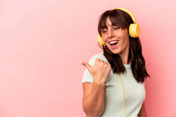 Young Argentinian Woman Listening Music Isolated Pink Background Points Thumb — ストック写真