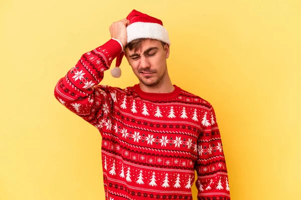 Junge Kaukasische Mann Feiert Weihnachten Isoliert Auf Gelbem Hintergrund Schockiert — Stockfoto