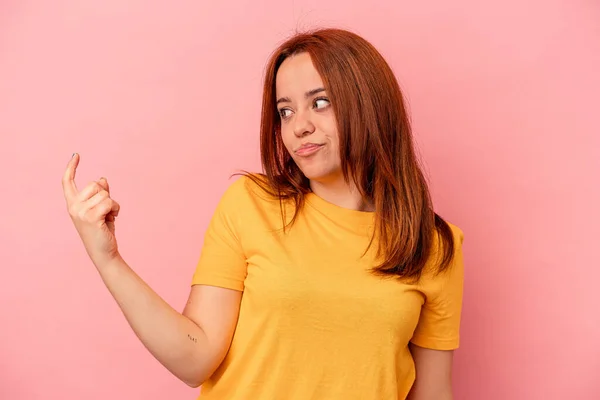 Jeune Femme Caucasienne Isolée Sur Fond Rose Pointant Doigt Vers — Photo