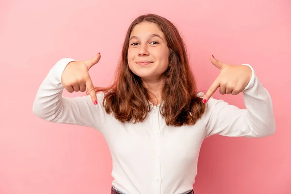 Malá Běloška Izolovaná Růžovém Pozadí Ukazuje Prstem Dolů Pozitivní Pocit — Stock fotografie