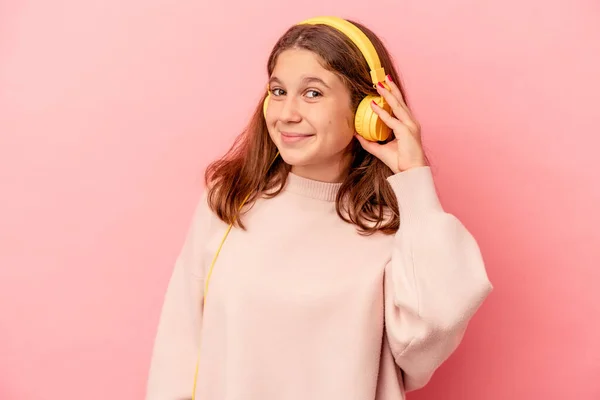 Klein Blank Meisje Luisteren Naar Muziek Geïsoleerd Roze Achtergrond Proberen — Stockfoto