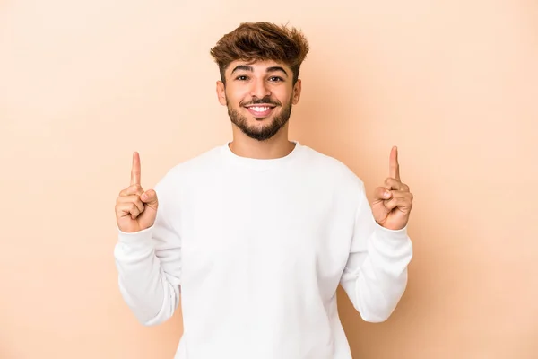 Young Arab Man Isolated Beige Background Indicates Both Fore Fingers — Stockfoto